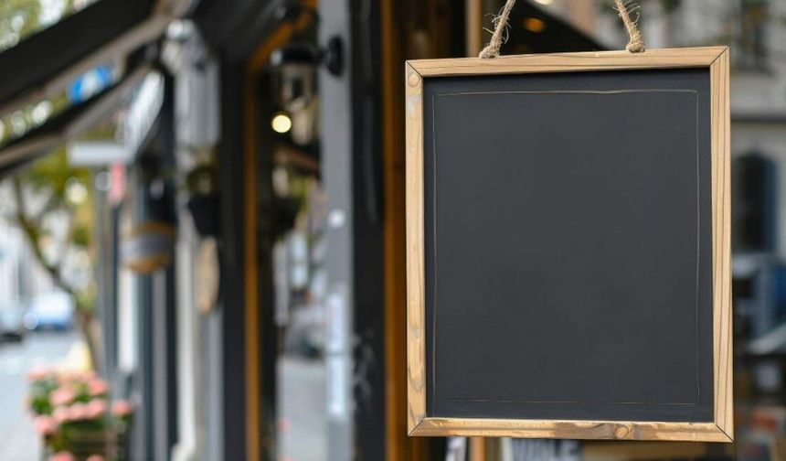 Antalya Güneşine Meydan Okuyan Solmaz ve Uzun Ömürlü Antalya Tabela Malzemeleri