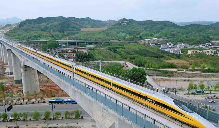 Çin'de Yüksek Hızlı Treni 385 km/saat Hıza Ulaştı!