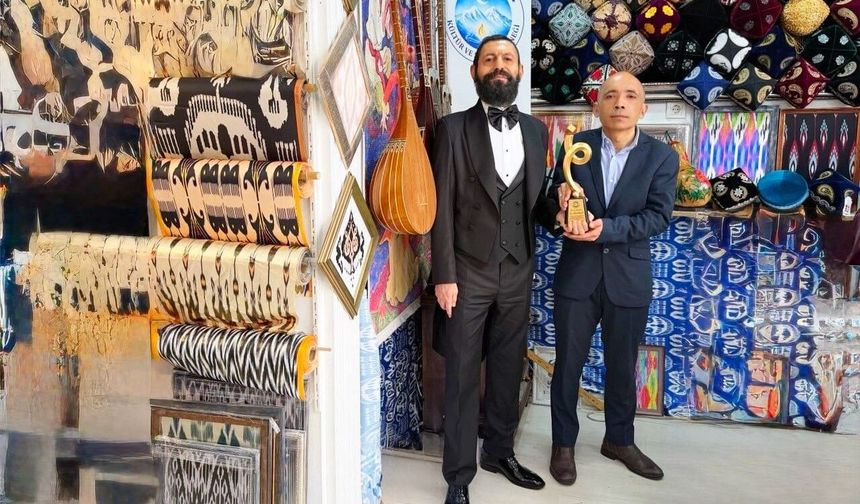 Barış Aktivisti Akif Manaf’a Bir Ödül de Türkistan Kültür ve Sanat Derneği’nden