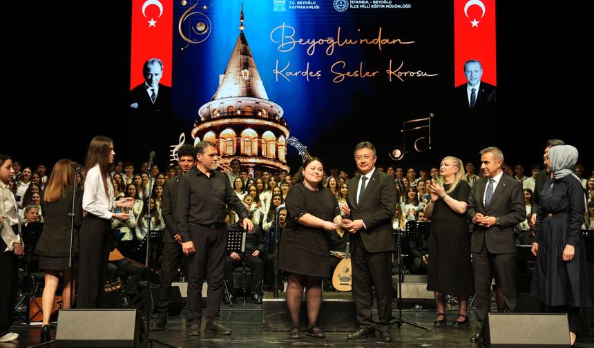 Beyoğlu’nda 13 Dilde Dostluk Ezgileri