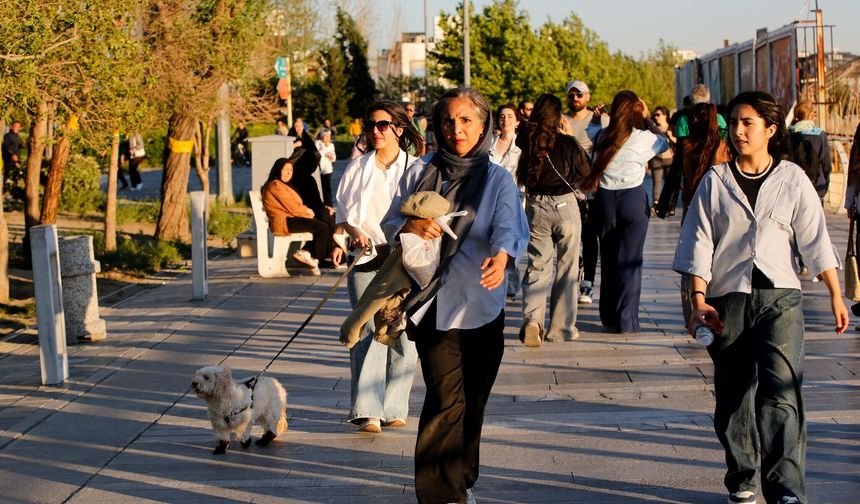 Tahran Sokaklarında Savaş Değil Huzur Aranıyor