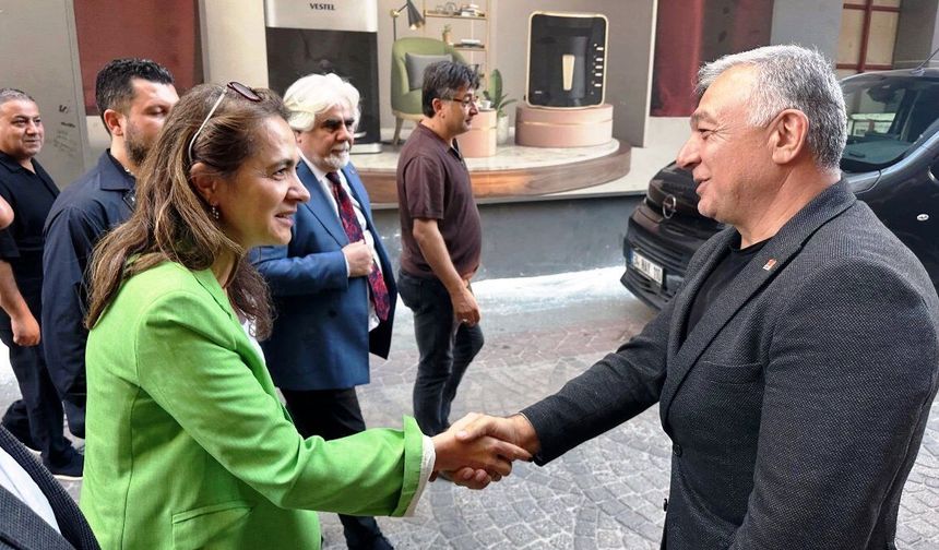 Gamze Akkuş İlgezdi, CHP Ataşehir İlçe Başkanlığı’nı ziyaret etti