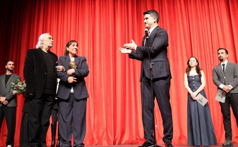 Ataşehir’de Devler Buluşması: İsmail Dümbüllü Ödülü Binnur Kaya’nın Oldu!