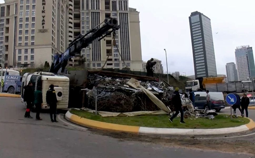 Ataşehir’de Korkutan Kaza: Hurda Yüklü Kamyon Kavşakta Devrildi!