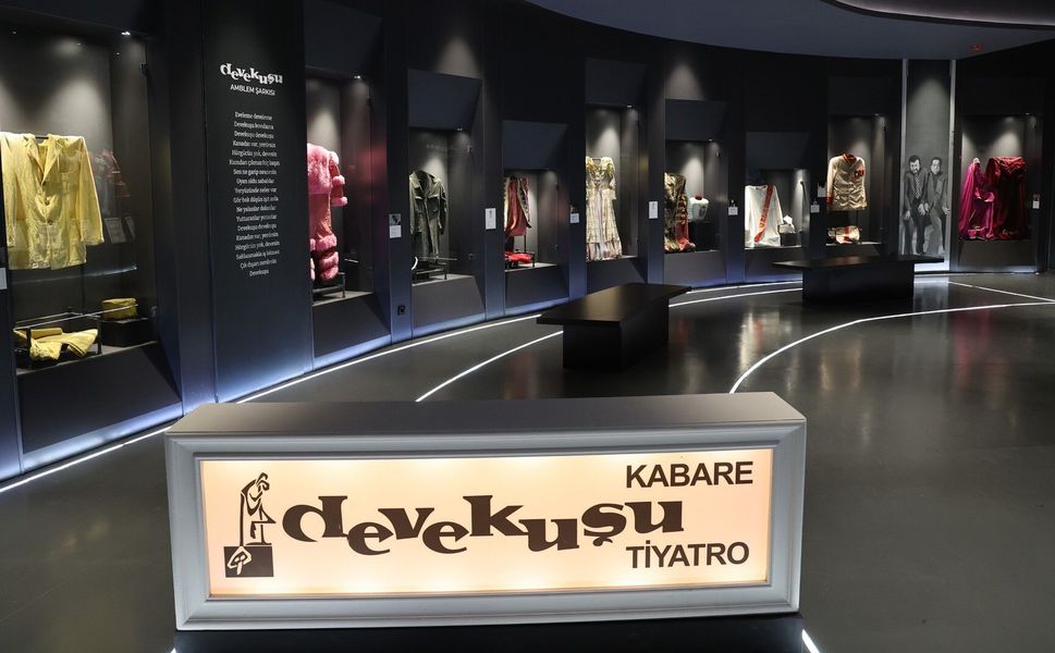 Devekuşu Kabare Müzesi’nde Devler Sahnesi Çocuklara Emanet!