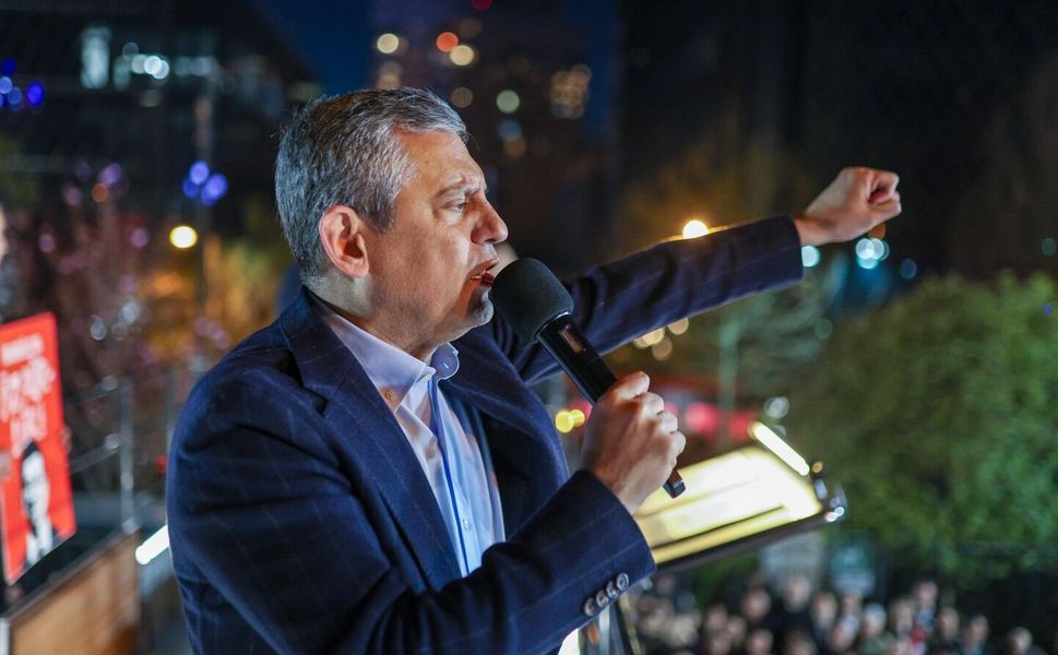 Ataşehir’de Tarihi Buluşma: Özgür Özel "Siyasi Kumpas"a Karşı Meydan Okudu!