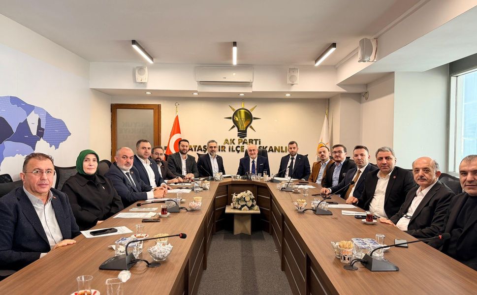 AK Parti Ataşehir Grubu’ndan "Meclis" Zirvesi: İl Başkanlığı Desteğiyle İstişare!