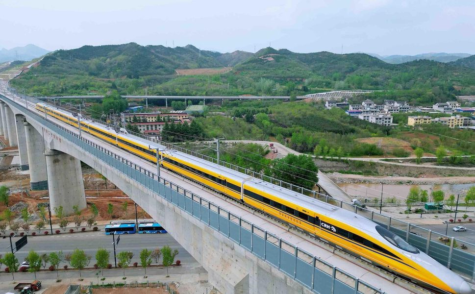 Çin'de Yüksek Hızlı Treni 385 km/saat Hıza Ulaştı!
