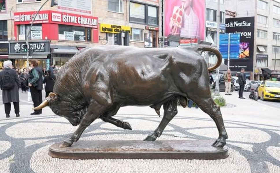 Kadıköy’ün Sembolü Boğa Heykeli yerine döndü