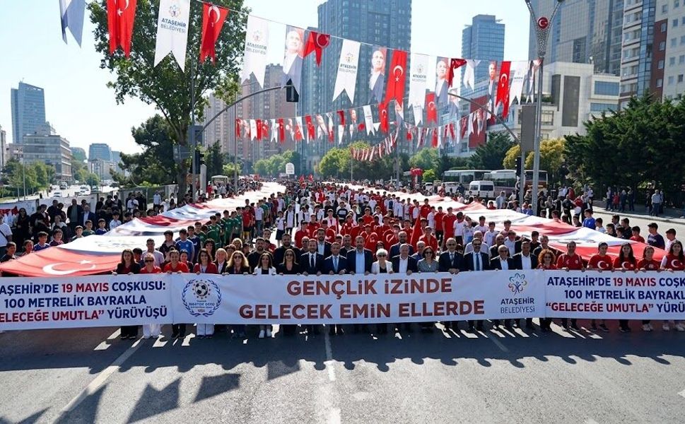 Ataşehir’de 19 Mayıs Coşkusu: 100 Metrelik Bayrakla “Geleceğe Umutla” Yürüyüşü