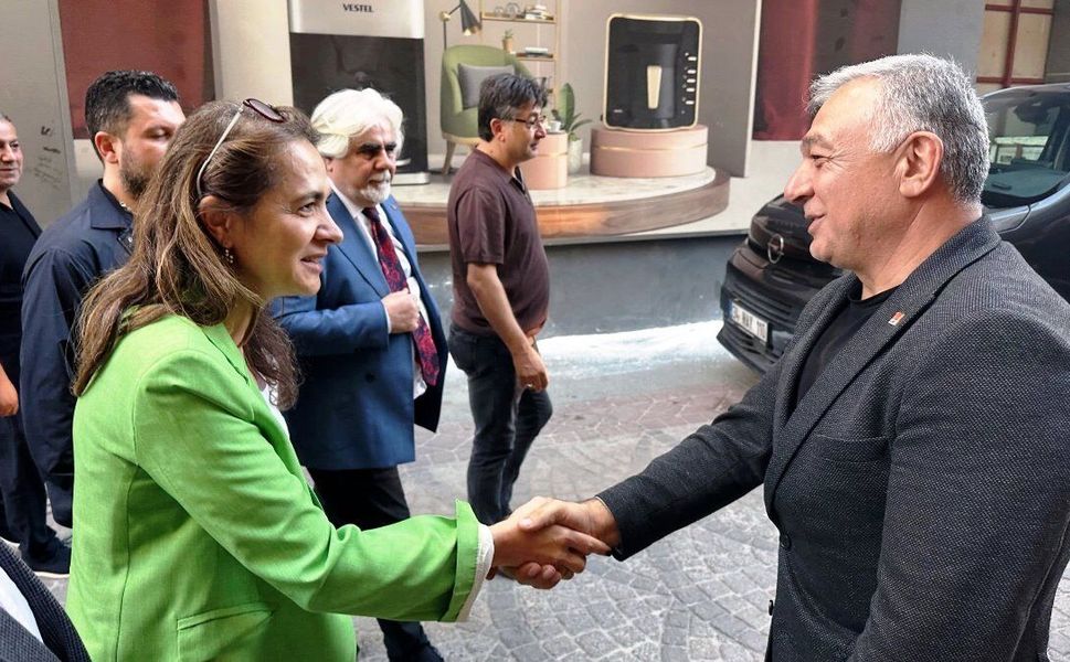 Gamze Akkuş İlgezdi, CHP Ataşehir İlçe Başkanlığı’nı ziyaret etti